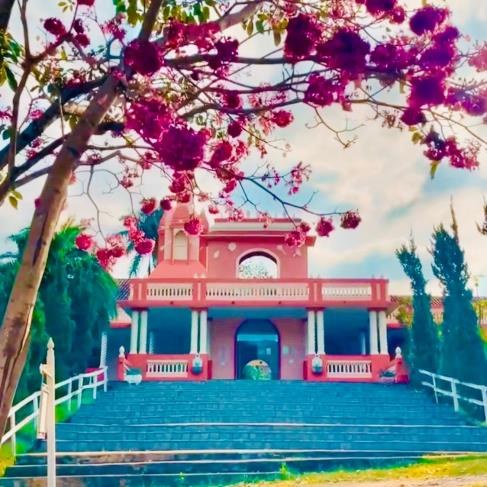Templo florido na Fazenda Nova Gokula